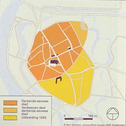 <p>Op dit moment gaat men er vanuit dat de oudste kern van de nederzetting Doesburg aan de noordoostzijde van de binnenstad heeft gelegen. Volgens deze hypothese zou de nederzetting geleidelijk opgegeven zijn als gevolg van herhaaldelijke overstromingen. Ten zuidwesten hiervan heeft zich in de 13e eeuw de huidige binnenstad ontwikkeld (oranje). Hiervan werd waarschijnlijk in de 14e eeuw een deel door het water weggespoeld (licht oranje). Het gebied rond de Meipoortstraat lag nog buiten de 13e-eeuwse stadsomwalling (geel). (Haans 2008, p. 31). </p>
